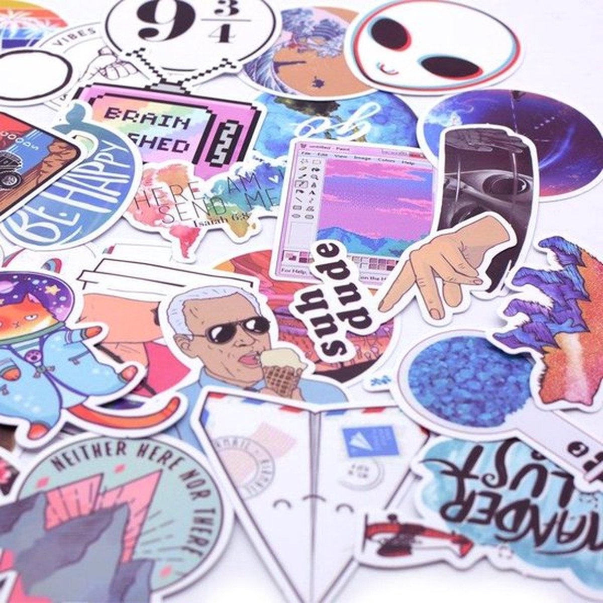 Millenial stickers | 50 verschillende laptopstickers met teksten, travel, wanderlust, pura vida etc.